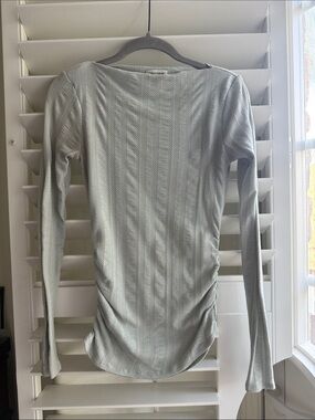 Women’s Long-Sleeve Textured Scoop Neck Top in Light Gray